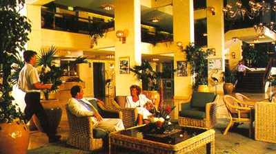 foyer.JPG (101183 bytes)